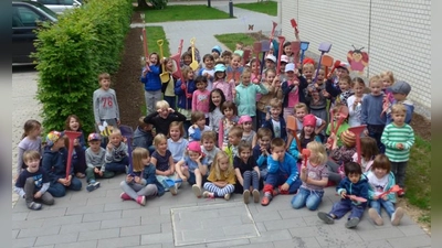 Auch die Eglhartinger Kinder interessierten sich dafür, warum der Lebensraum der Insekten immer kleiner wird. (Foto: Jana Blume)