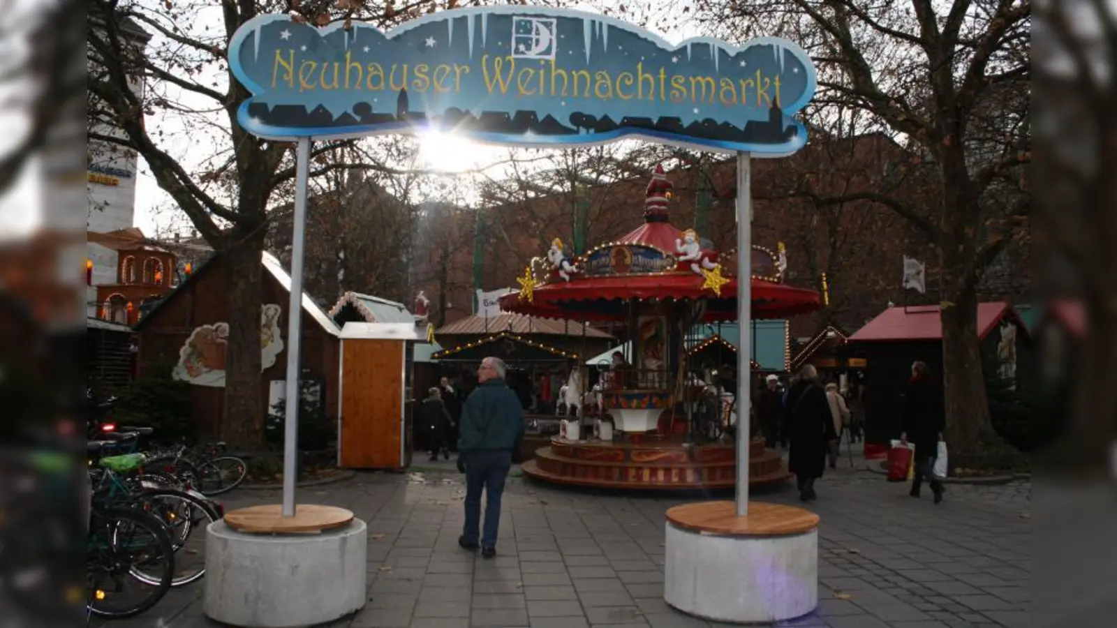 Klein und charmant: der Neuhauser Weihnachtsmarkt auf dem Rotkreuzplatz. (Foto: sb)