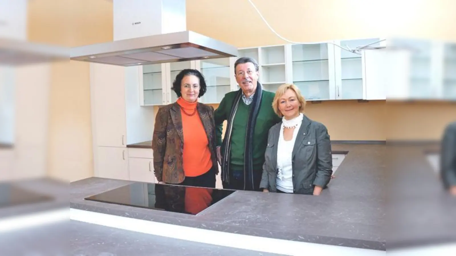 Die Küche ist schon eingebaut, auf den Start der Demenz-WG freuen sich (v. l.): Josefina Köster, Jürgen Hoerner und Gabriele de Lasalle. 	 (Foto: Woschée)