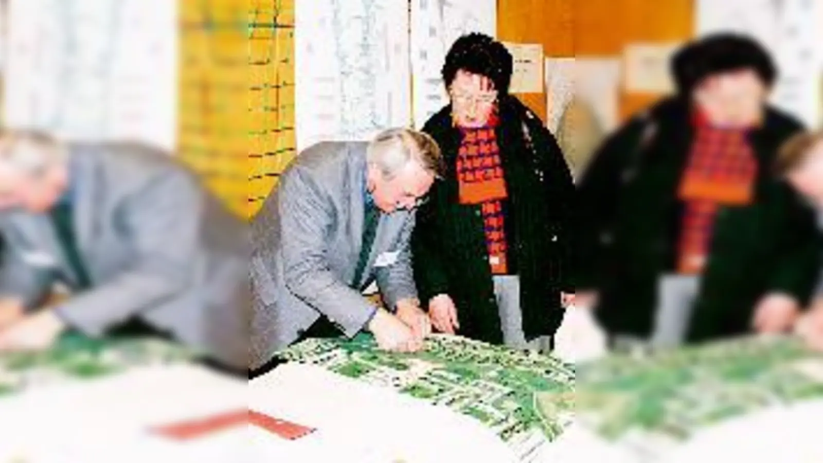 Kommt an: Vor der Bürgerversammlung konnten die Bogenhausener Fragen an Vertreter der Verwaltung (hier das Baureferat) stellen. Die längste Schlange gab es allerdings beim Vertreter der MVG.	 (Foto: ms)