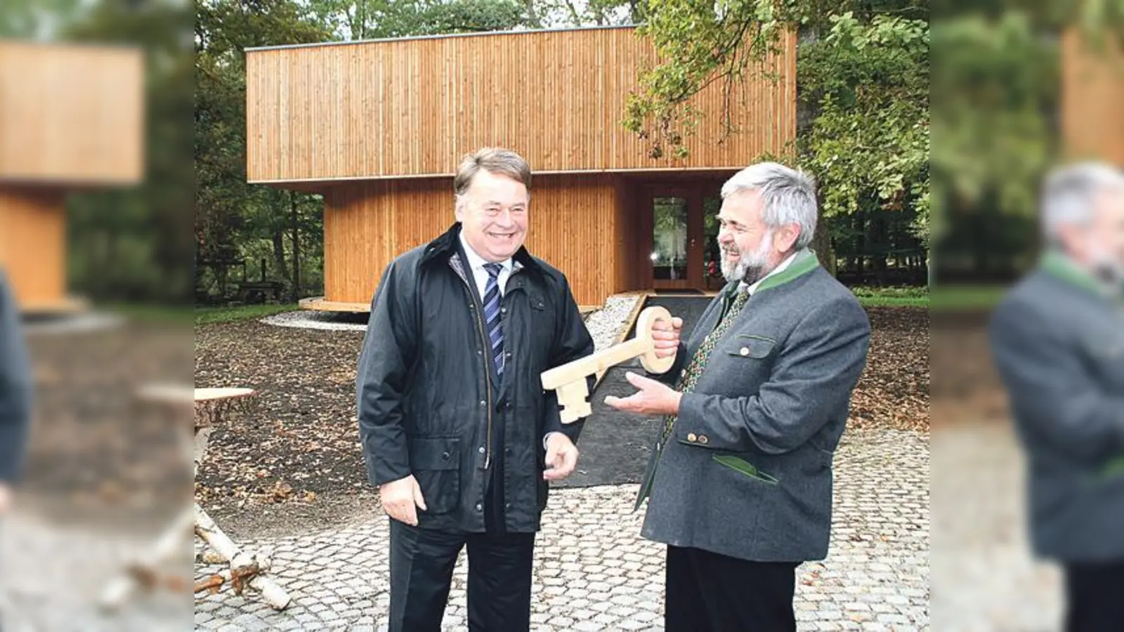 Freuen sich über das Panoramagebäude v.l.: Landwirtschaftsminister Helmut Brunner und der Leiter des Walderlebniszentrums, Josef Würzburger.	 (Foto: hol)