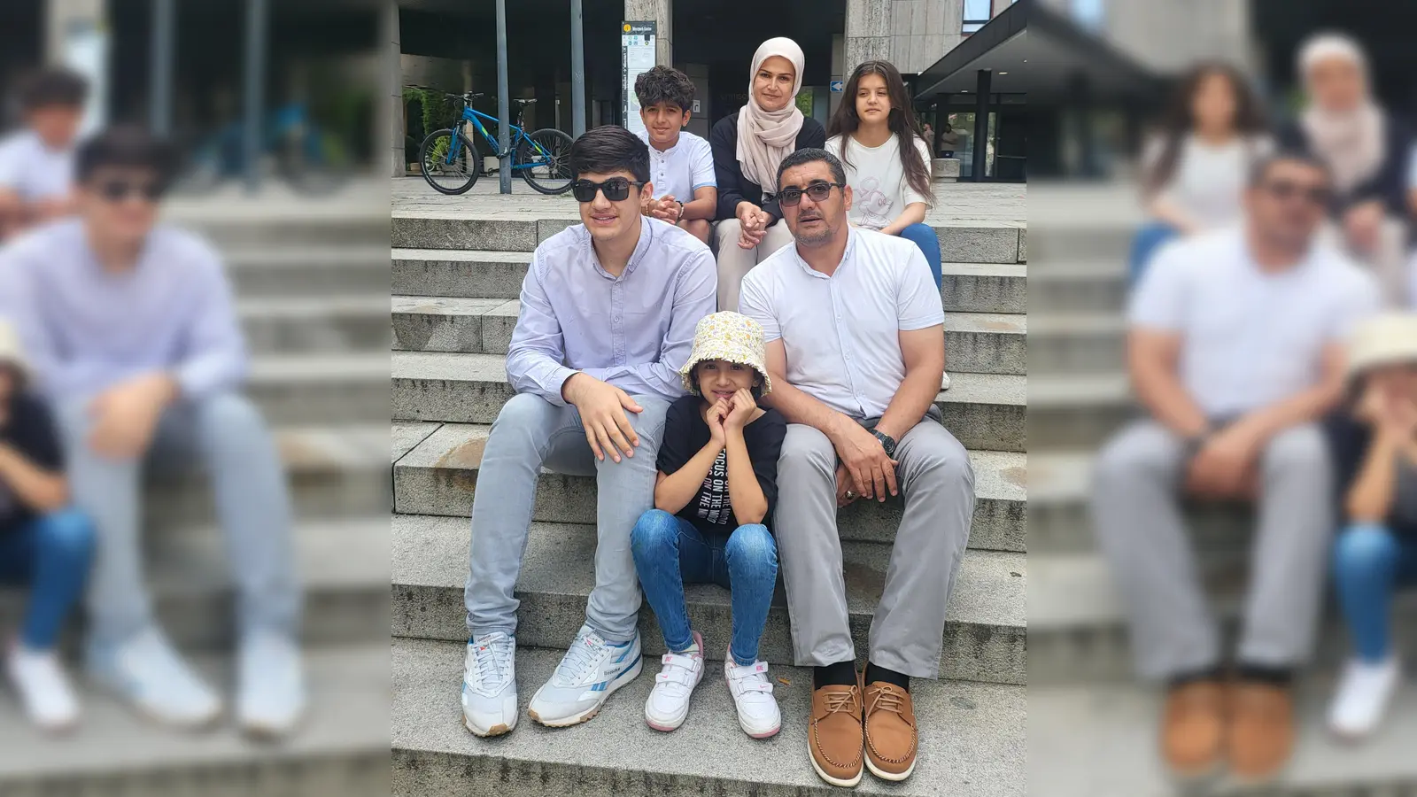 Zaniar Tondro (l.) mit seiner Familie, den Zwillingen Mardin und Zhonan, seiner Mutter Khadijeh Ahmadi, Vater Hamzeh und vorne in der Mitte Schwester Zhina. (Foto: The Munich Circle)