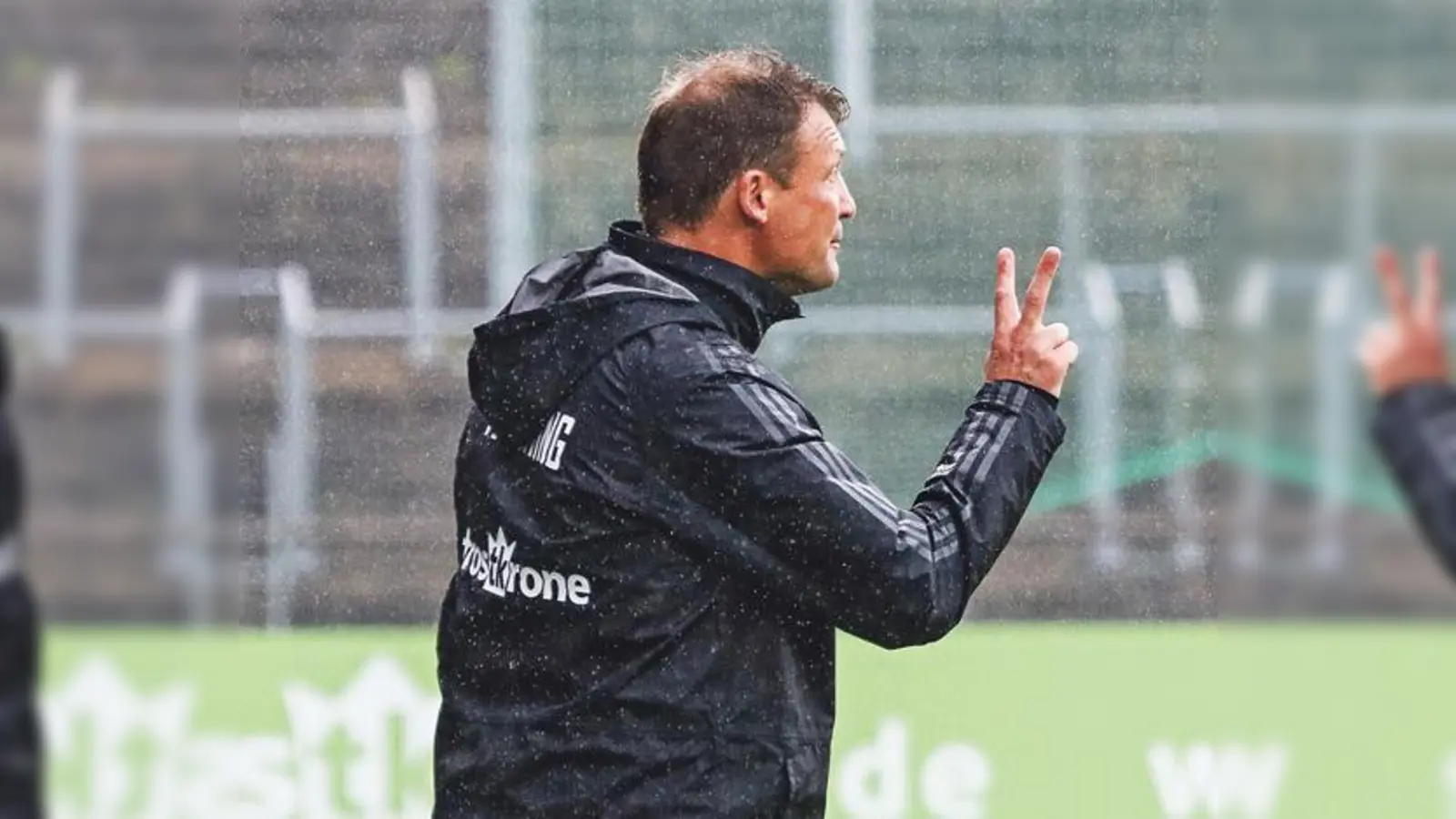 Hachings Trainer Claus Schromm muss derzeit wegen Verletzungen und Sperren immer wieder wichtige Spieler ersetzen  eine Ursache für den Abwärtstrend.	 (Foto: Christian Riedel)