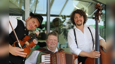 Das Obermüller Salontrio sorgt beim Seniorennachmittag für die passende musikalische Umrahmung. Dazu liest Volker Camehn aus seinen Texten.  (Foto: VA)