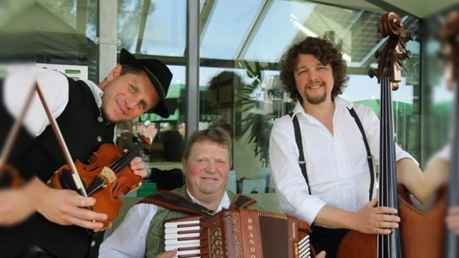 Das Obermüller Salontrio sorgt beim Seniorennachmittag für die passende musikalische Umrahmung. Dazu liest Volker Camehn aus seinen Texten.  (Foto: VA)