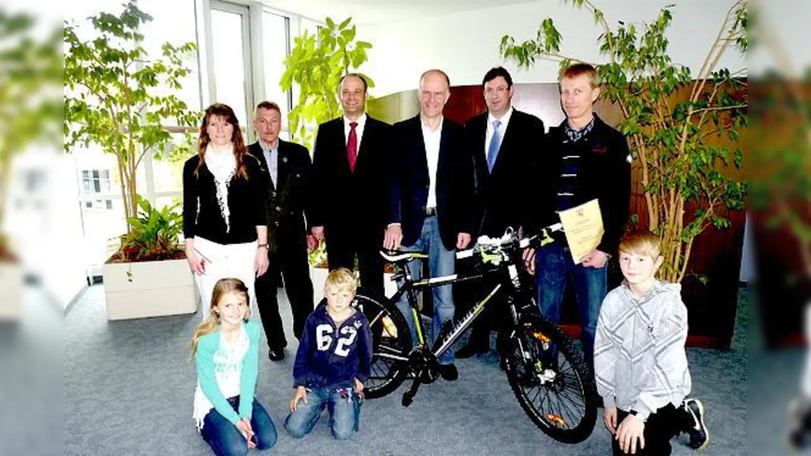 Im Zuge der Erstellung des Energieatlasses waren die Bürger aufgefordert, Fragen zu beantworten. Die gezogenen Gewinner nahmen ihre Preise im Landratsamt entgegen. 	 (Foto: bb)