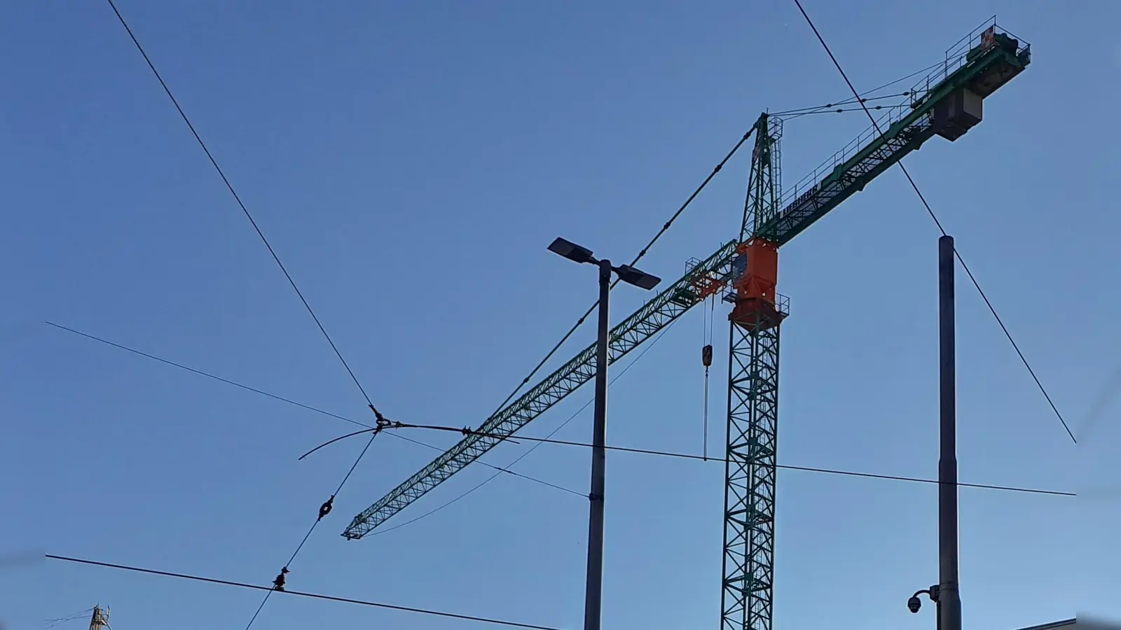 Von einem Kranausleger 15 Meter in die Tiefe gestürzt ist in den frühen Morgenstunden des Freitags, 13. Juni, eine junge Frau, nachdem sie sich unerlaubt Zutritt zu einer Baustelle verschafft hatte.  (Symbolbild: mha)