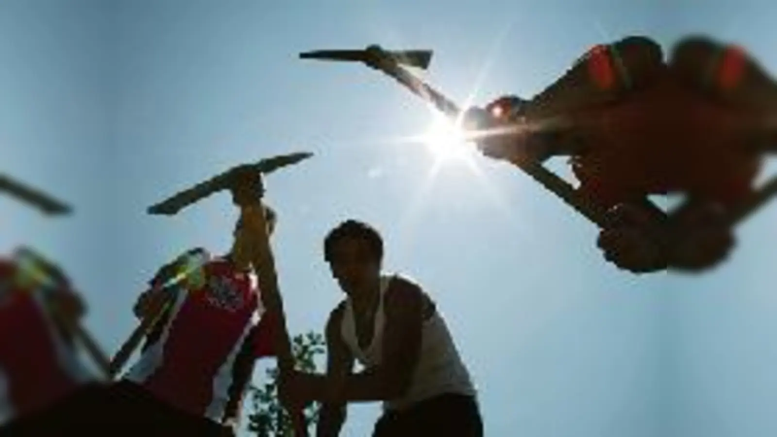 Eine Sache der Perspektive: Nach der Kunstaktion im Freien müssen die Teilnehmer auch am Computer kreativ werden.  (Foto: albrecht haag)