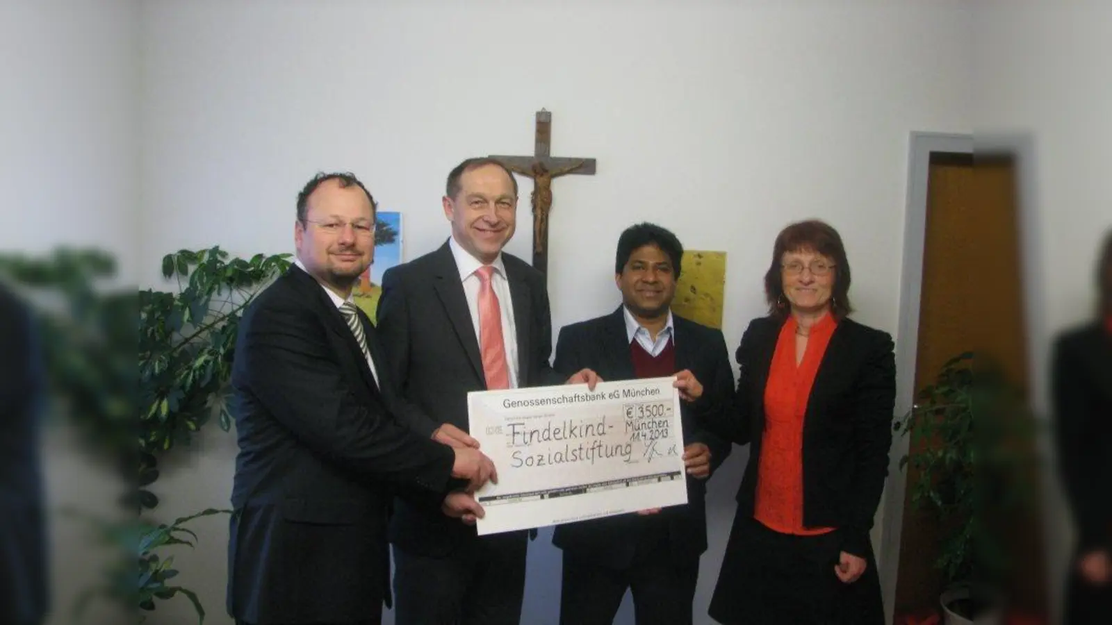 Spendenübergabe: v.l. ARGE-Vorsitzender Johann Sauerer, Geschäftsführer der Findelkind-Stiftung Max Straßer, Pater Abraham Nedumthakidy von St. Quirin, Angela Niedhammer als Kontakt zu der bedürftigen Aubinger Familie (Foto: pi)