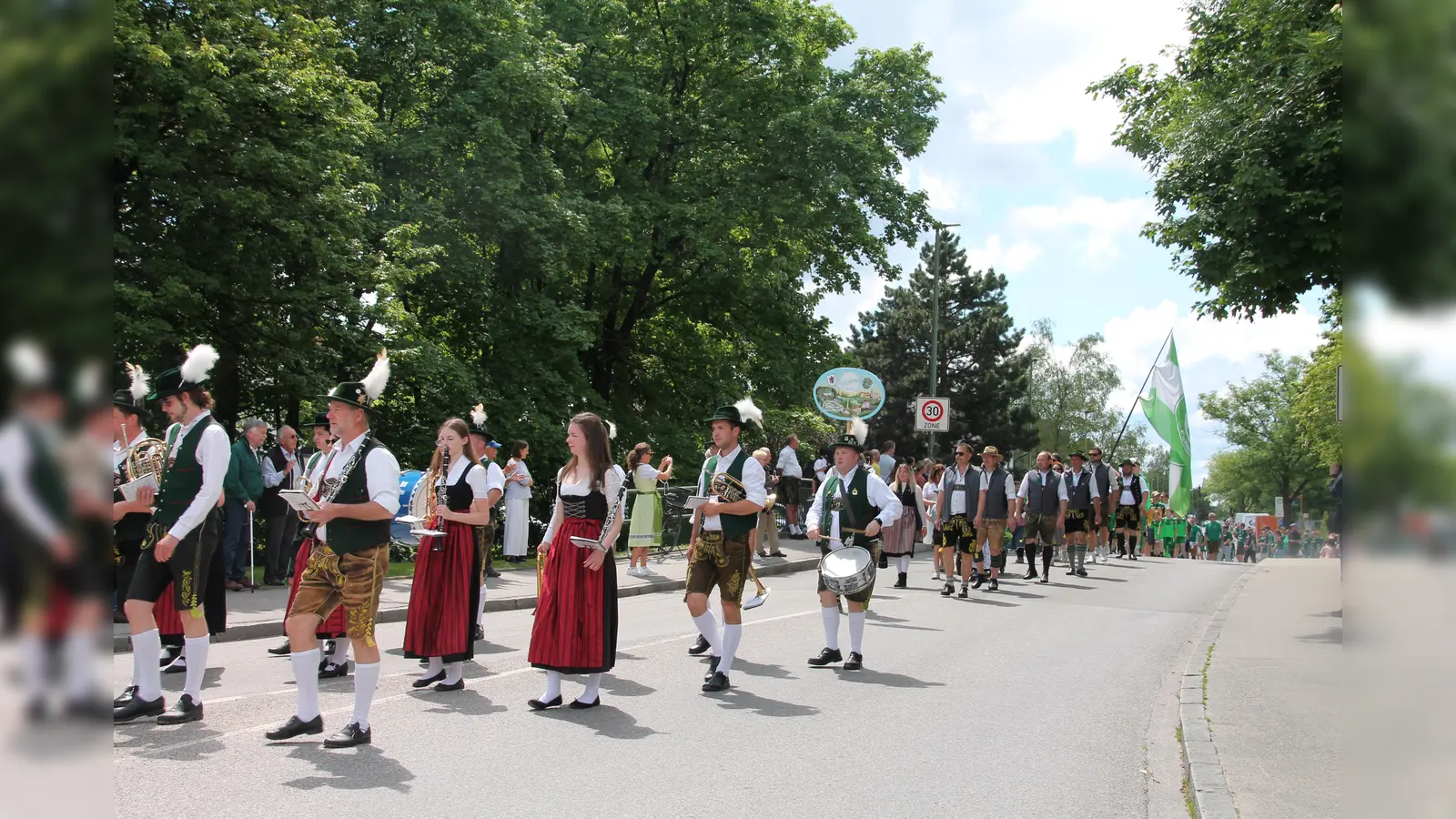 Musikkapelle, der Festring und dahinter der TSV Allach 09: Der Festumzug zu 1250 Jahre Allachwar von den Vereinen und Institutionen im Ort geprägt. (Foto: bb)