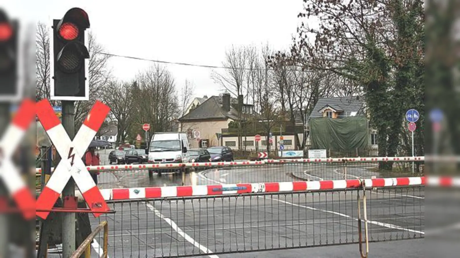 Irgendwann ist die nervige Warterei vorbei. Die Stadt München und die Deutsche Bahn AG wollen bald eine Planungsvereinbarung zum Bau einer Straßenunterführung unterschreiben.	 (Foto: ws)