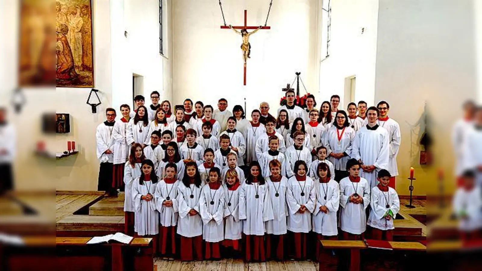 Stolz präsentierten die frisch gebackenen Ministranten gemeinsam mit ihren »erfahrenen« Kollegen« ihre Ministrantenplakette. 	 (Foto: VA)