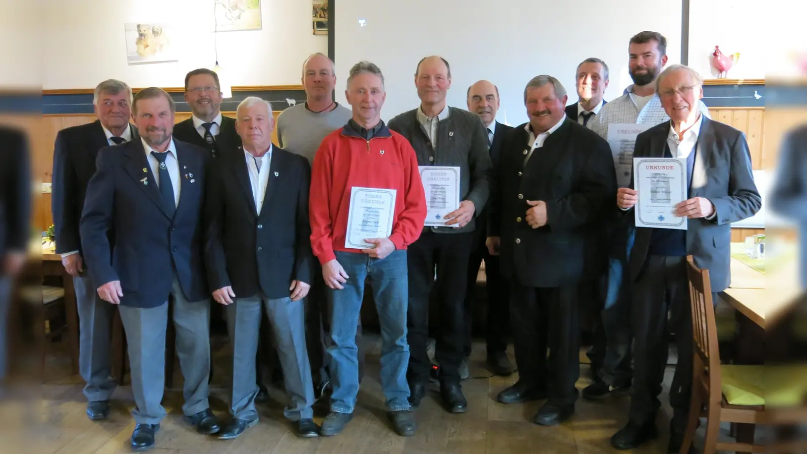 Oskar Betzl, Wilhelm Reitsberger, Manfred Bradler, Reinhold Resch, Anton Schmid, Johann Hackl, Josef Haas, Wolfgang Scheuren, Georg Reitsberger, Günther Ebner, Martin Kugelmann und Helmut Wetzel (v. li.). (Foto: KSV Vaterstetten)