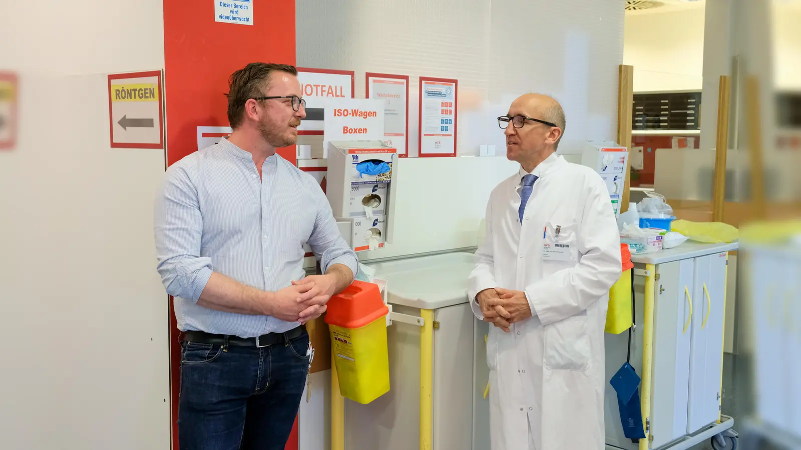 Roland Zeiler-Matthé, Pflegerische Bereichsleitung Notfallzentren Harlaching und Neuperlach und der neue Chefarzt Dr. Florian Demetz im Notfallzentrum der München Klinik Harlaching (li.). (Foto: Klaus Krischock)