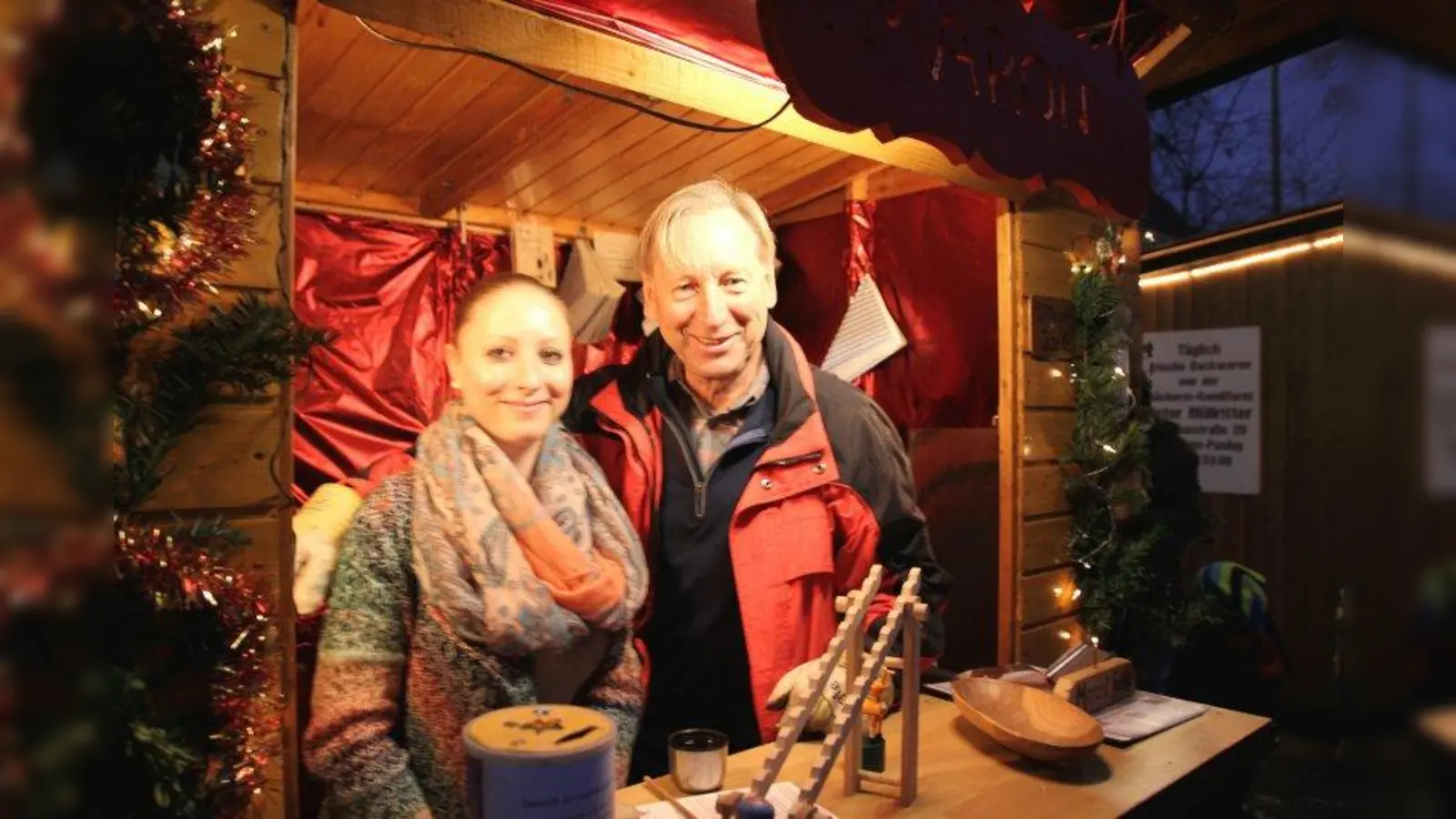 Pasinger Maroniröster Helmut Lipah und Steffi Rauch am Pasinger Christkindlmarkt. (Foto: us)