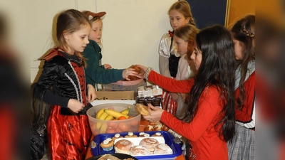 Für die leckere Brotzeit zugunsten der Erdbebenopfer griffen die Schulkinder der Theresen-Grundschule tief in die Taschen, denn der Erlös wurde gespendet.  (Foto: Theresen-Grundschule)