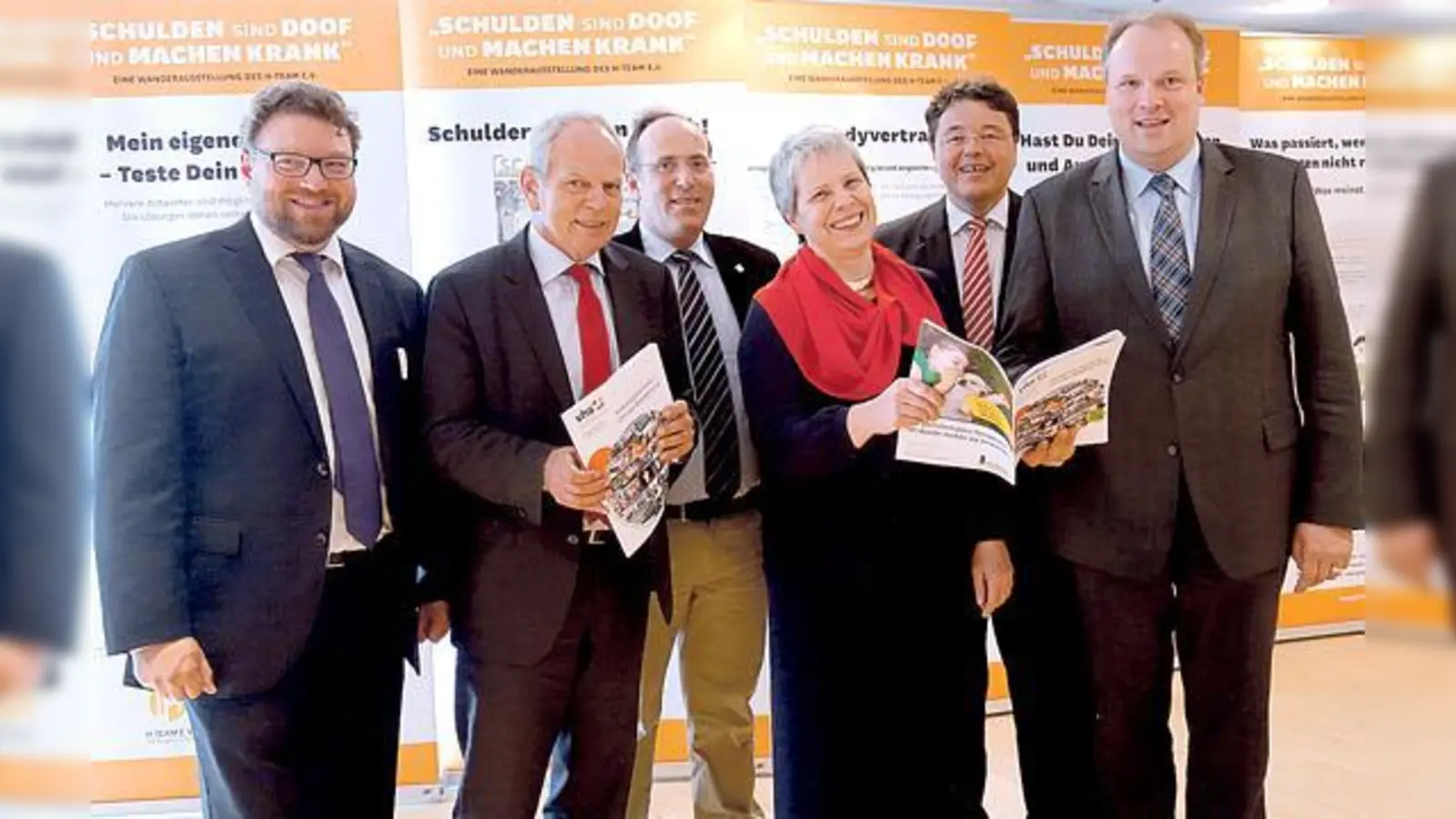 Feierten die Eröffnung: (v. l.) vhs SüdOst-Leiter Christof Schulz, Prof. Dr. Klaus Meisel, Bürgermeister Dr. Stefan Straßmair, Ministerialdirigentin Sabine Nießen, Bürgermeister Thomas Loderer und Landrat Christoph Göbel.	 (F: hw)