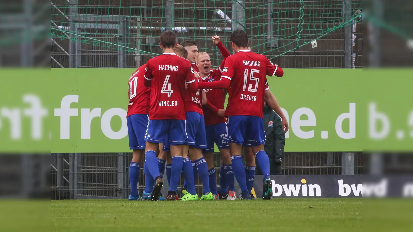 Siege waren bei Haching zuletzt rar. In Jena durften sich Trainer Claus Schromm und seine Mannschaft mal wieder über drei Punkte freuen. (Foto: Christian Riedel)