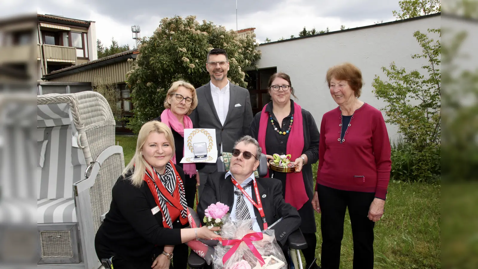 Mit einer würdigen Nachfeier ehrte das Altenheim Maria Eich ihren bekannten Bewohner und Bürgermedaillenträger Stephan Clemm (vorn). V.l. Sonja Sliskovic, Durdica Stjepanovic, Hausarzt Sebastian Brechenmacher, Heimleiterin Diana Sturzenhecker und Seniorenbeauftragte Dietlind Freyer-Zacherl. (Foto: us)