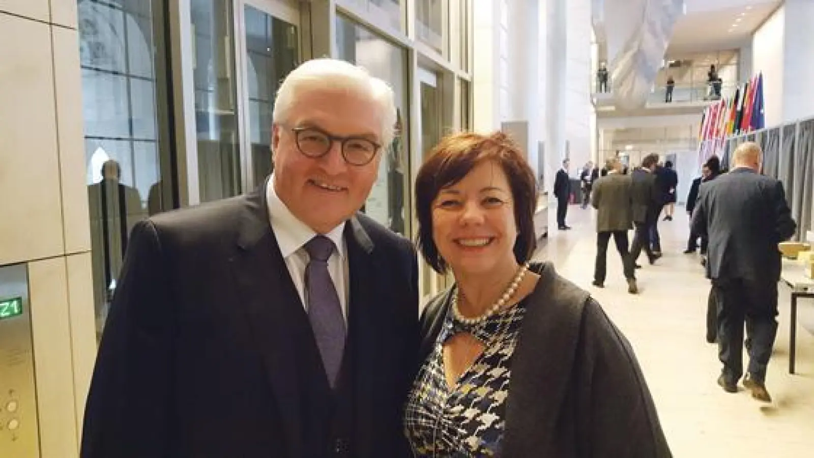 Bei der Bundespräsidentenwahl in Berlin traf die Landtagsabgeordnete für den Münchner Norden, Diana Stachowitz, Frank-Walter Steinmeier.	 (Foto: Diana Stachowitz)