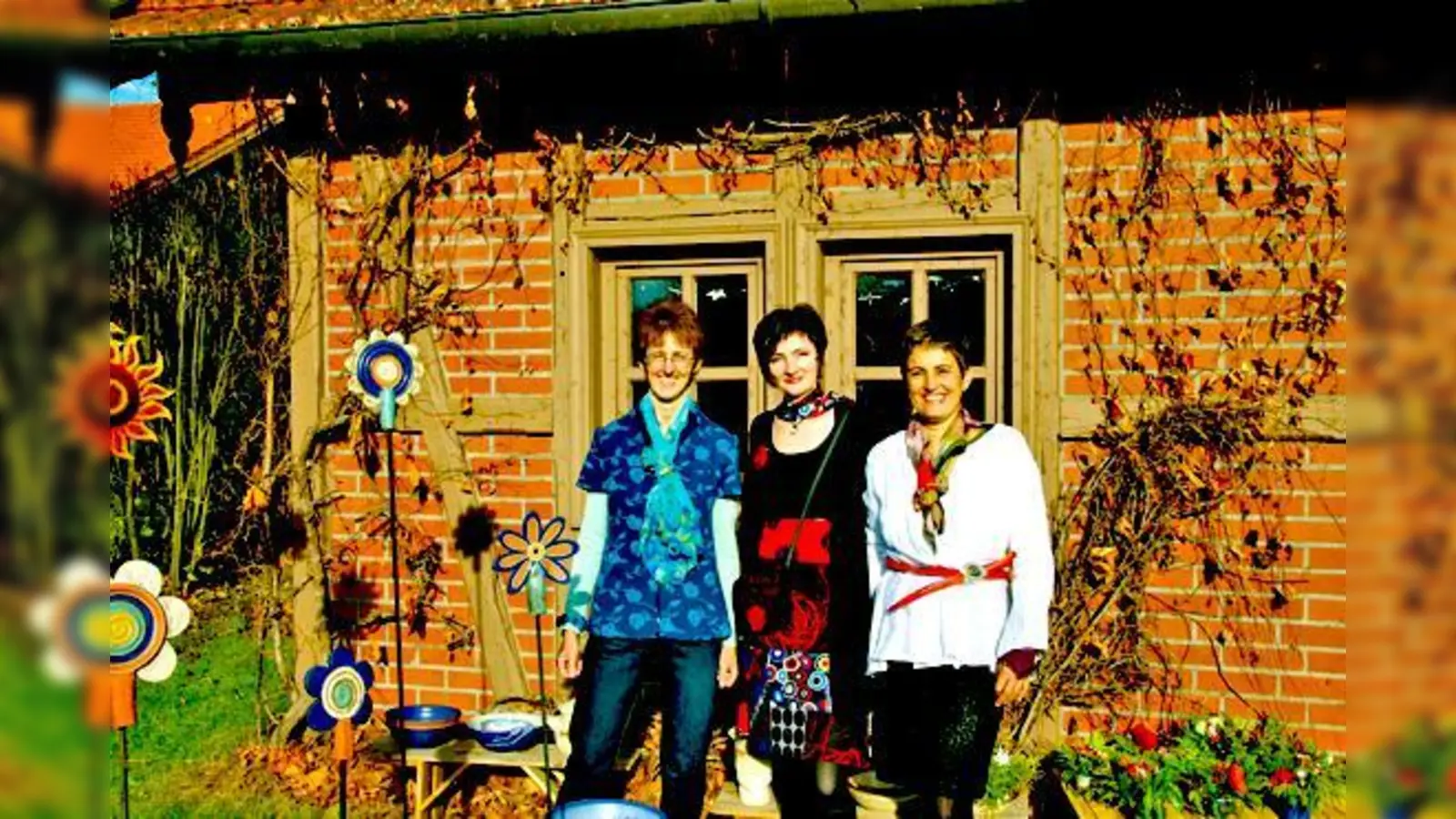 Andrea Minas, Beate Schöttl und Carola Lochmann stellen im Wasserhäusl aus.  	 (Foto: VA)