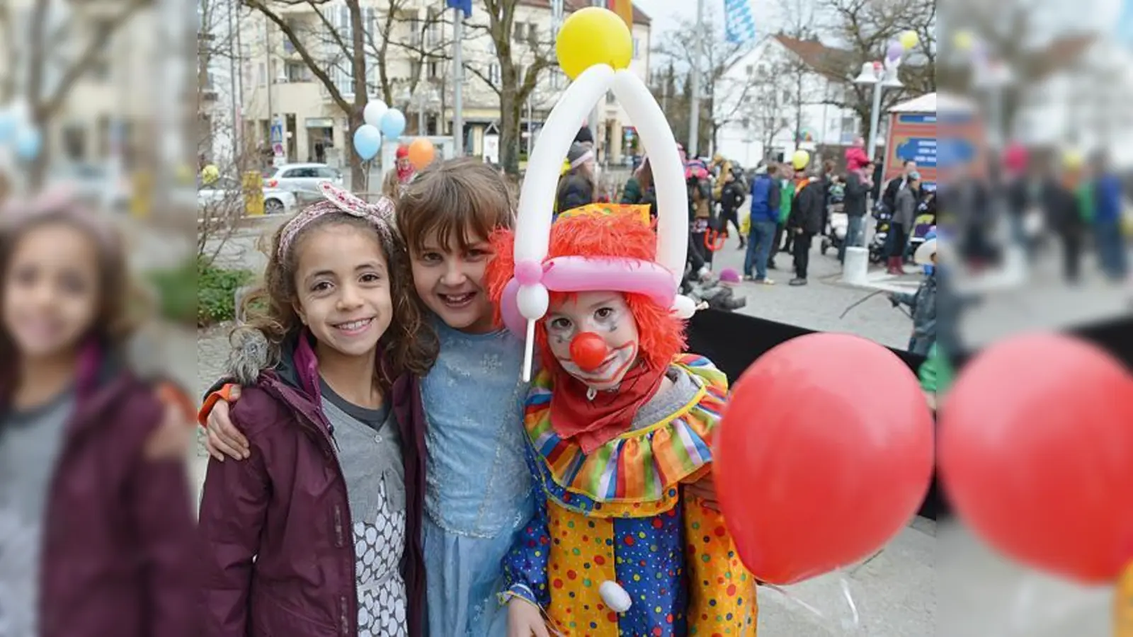 Größere und kleinere Kinder genießen das bunte Treiben.	 (Fotos: MO)