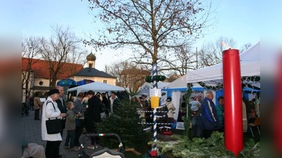 Eine große, weihnachtlich rote Kerze markierte den Eingang zur Adventsdult der „Laimer Maibaumfreunde”. (Foto: tg)