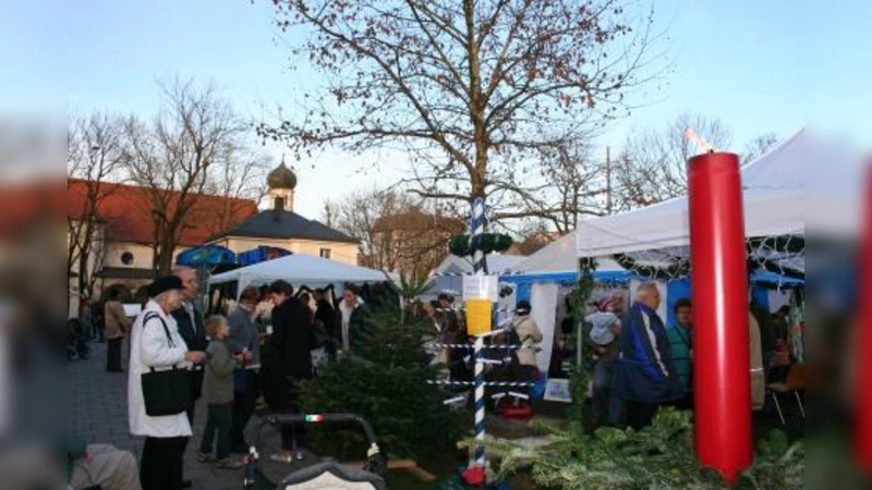 Eine große, weihnachtlich rote Kerze markierte den Eingang zur Adventsdult der „Laimer Maibaumfreunde”. (Foto: tg)
