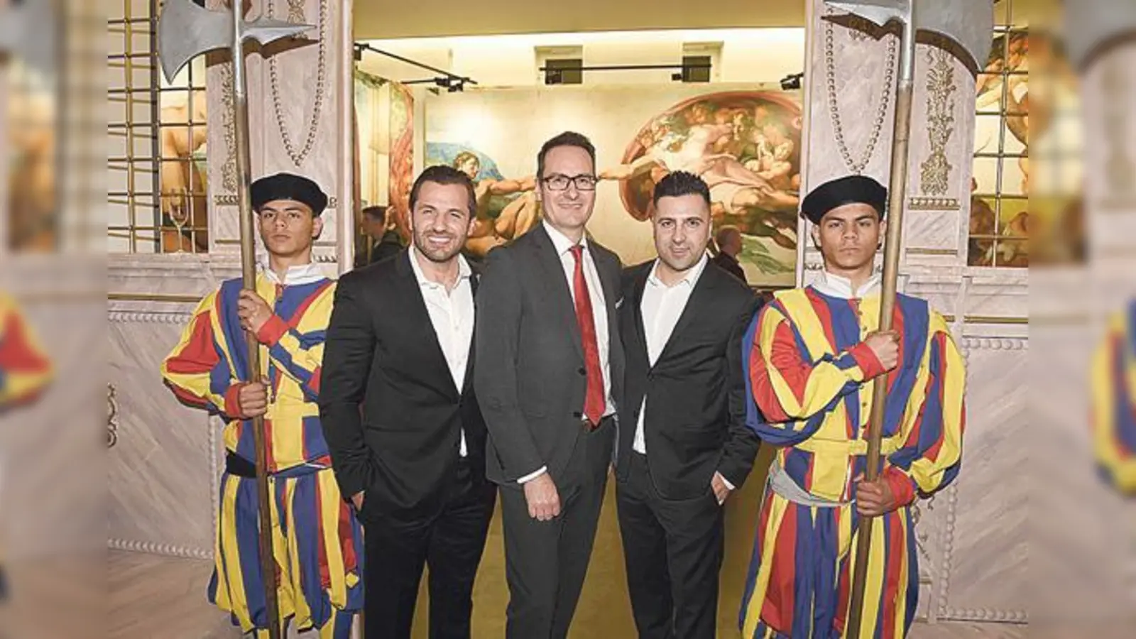 Die Mitveranstalter Beau und Gabriel Ioana mit Markus Putz von der Stadtsparkasse (Mitte) bei der Eröffnung.	 (Foto: VA)