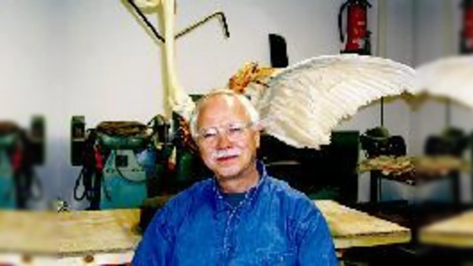 Der Künstler Louis Constantin (hier in seinem Atelier) zeigt in einer Ausstellung, wie »Die Blaue Spirale« entstanden ist.   (Foto: Privat)