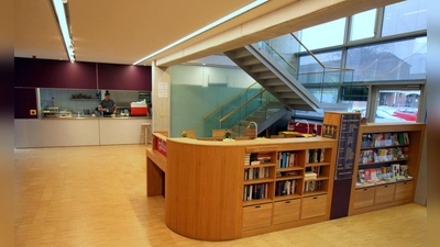 Im Kulturhaus Milbertshofen gibt es Bücher zum Mitnehmen oder Dalassen. (Foto: Picasa)