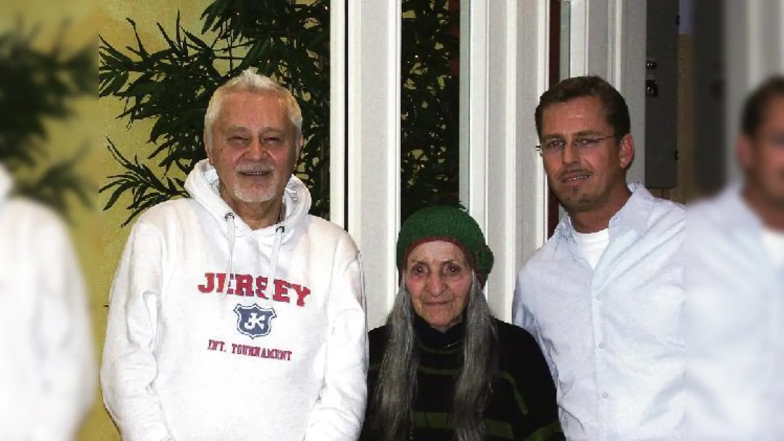 ASZ-Leiter Jens Dietrich (li.), Besucherin Maria Reisacher und Gruppenleiter Harald Küstner sind von der Angebotsvielfalt im ASZ begeistert.	  (Foto: js)