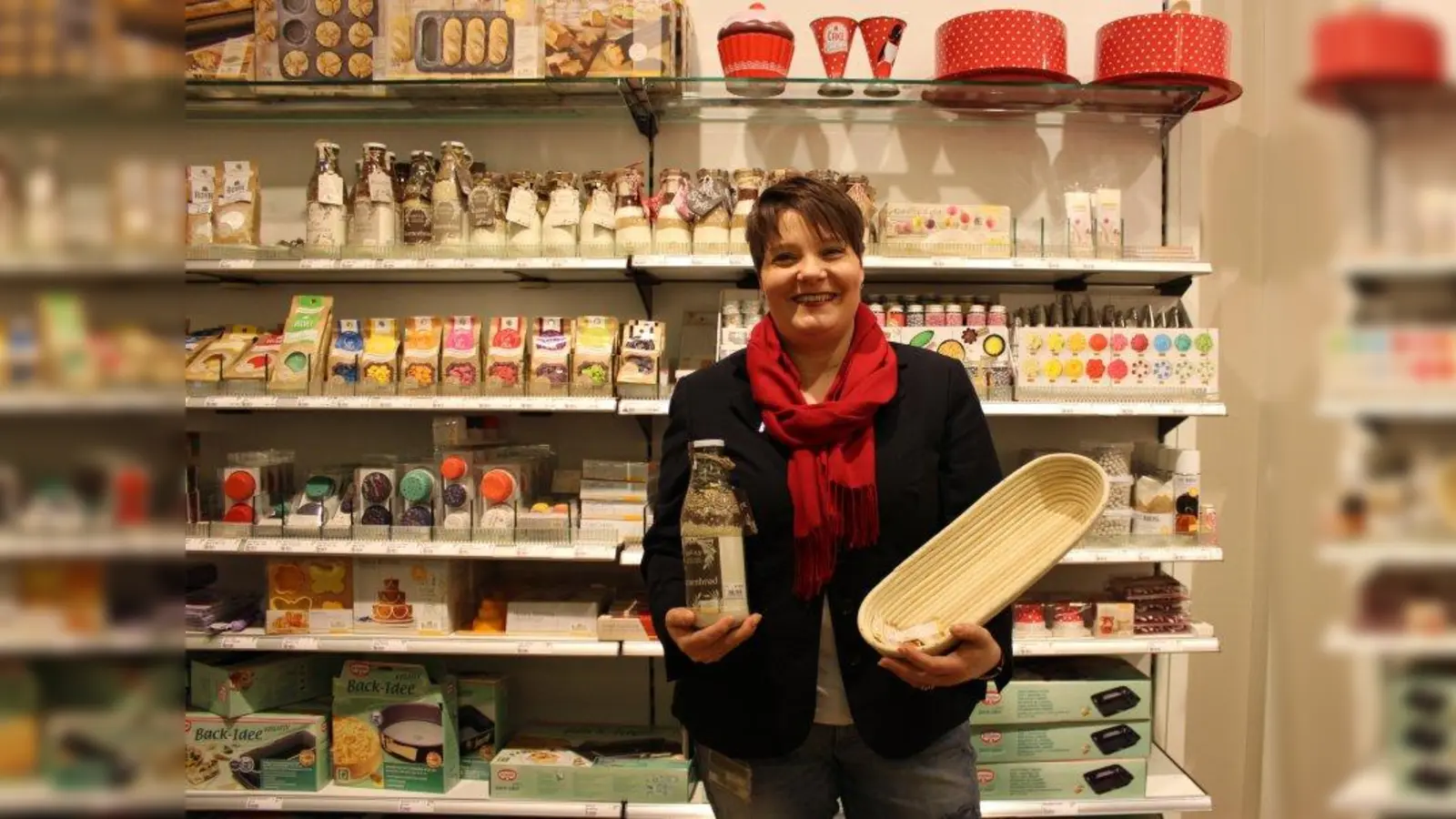 Martina Keller, Chefin der Haushaltswarenabteilung der Galeria Kaufhof am Rotkreuzplatz, in der Backabteilung, die im Zuge des Umbaus auch vergrößert wurde. (Foto: sb)