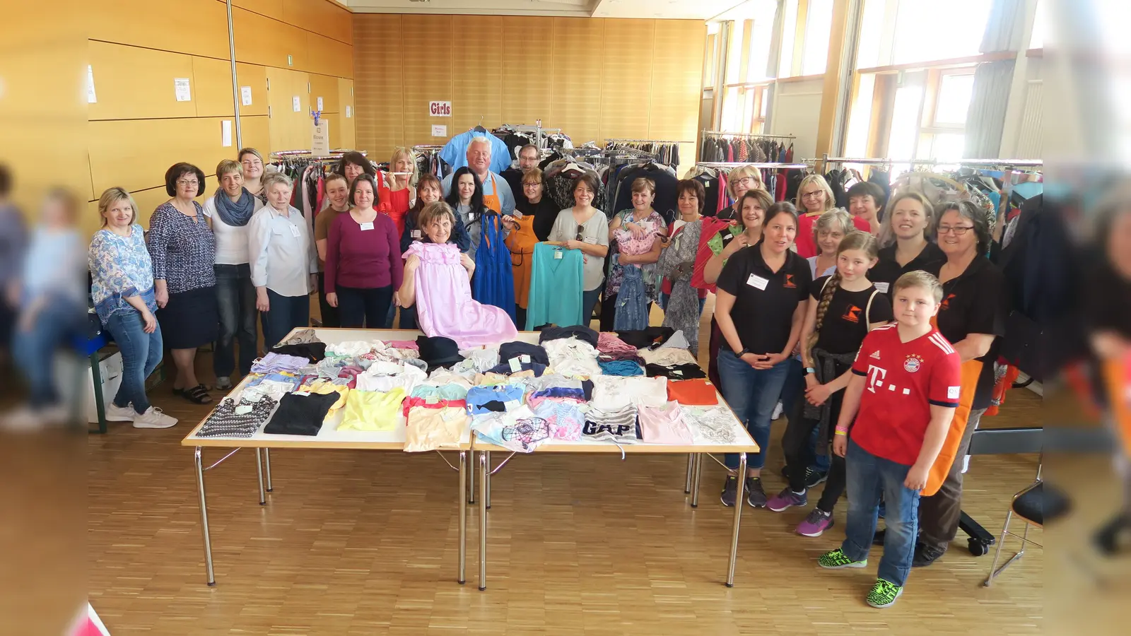 Dank des ehrenamtlichen Einsatzes von etwa 60 Helferinnen und Helfern über mehrere Tage verwandelt sich das Unterföhringer Pfarrheim alljährlich in ein Kaufhaus.  (Foto: VA)