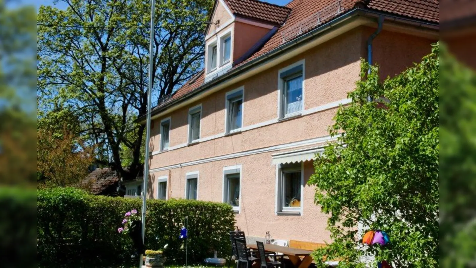 Idyllisches Stück Pasing mit beispiellosem Garrtenstadtcharakter: Mehrheitlich stimmte der Bezirksausschuss 21 für die Prüfung auf Ensemble-Denkmalschutz in der Benedikter-/Georg-Jais-Straße, bevor über Abriss für ein Neubauprojekt diskutiert werden könne. (Foto: us)