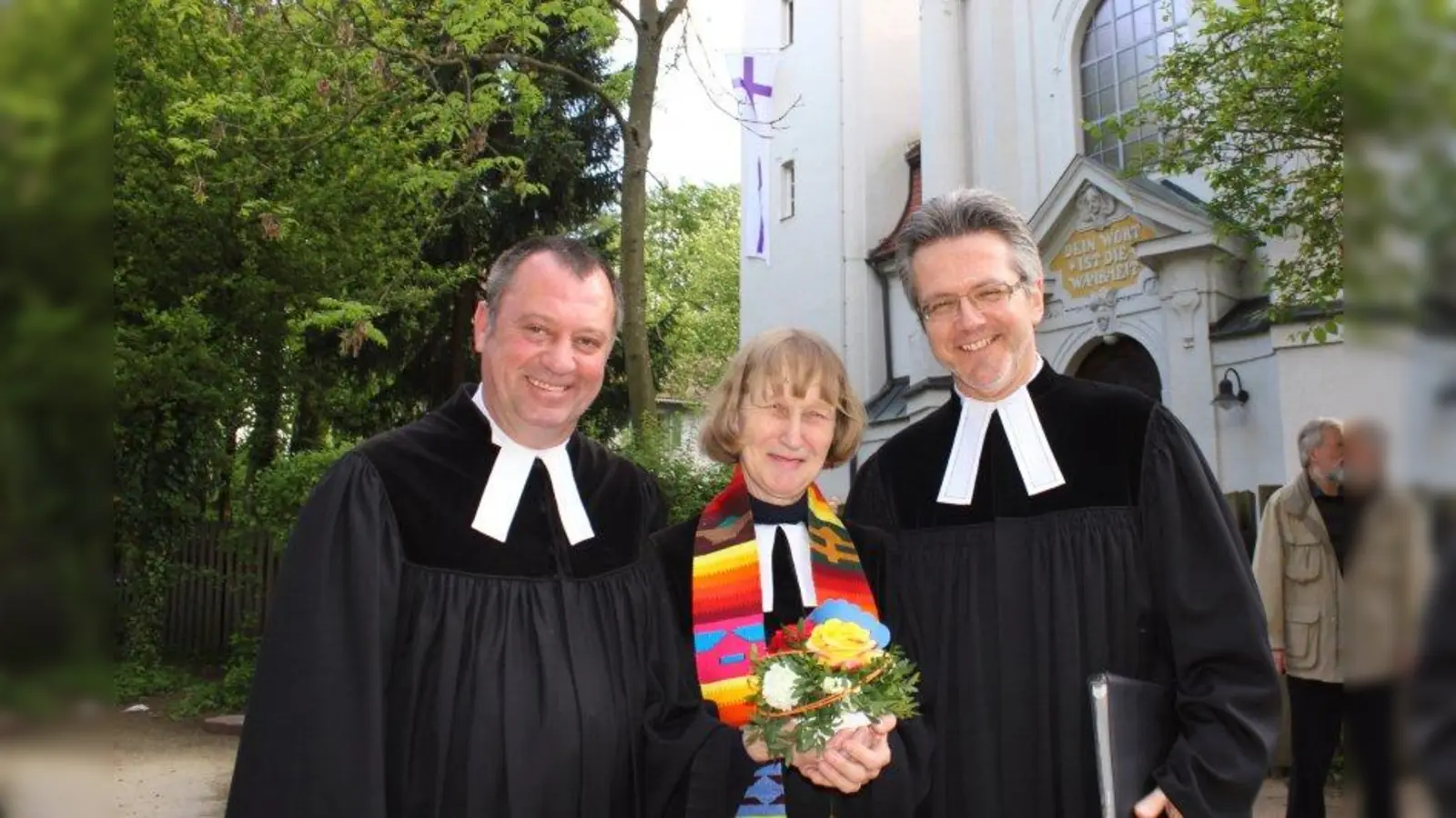 Abschied vom Pfarrer-Trio in der Himmelfahrtskirche Pasing: Heiner Glückschalt und Hans-Martin Köbler (v.l.) müssen nach dem Weggang von Hildegard Hövelmann (Mitte) vorerst mit der Vakanzsituation umgehen. (Foto: US)