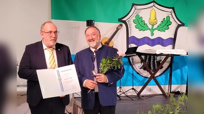 Thomas Schmid (r.) wurde für sein langjähriges Engagement mit der Silbernen Ehrennadel von Bürgermeister Dr. Stefan Straßmair (l.) ausgezeichnet. (Foto: Schmid)