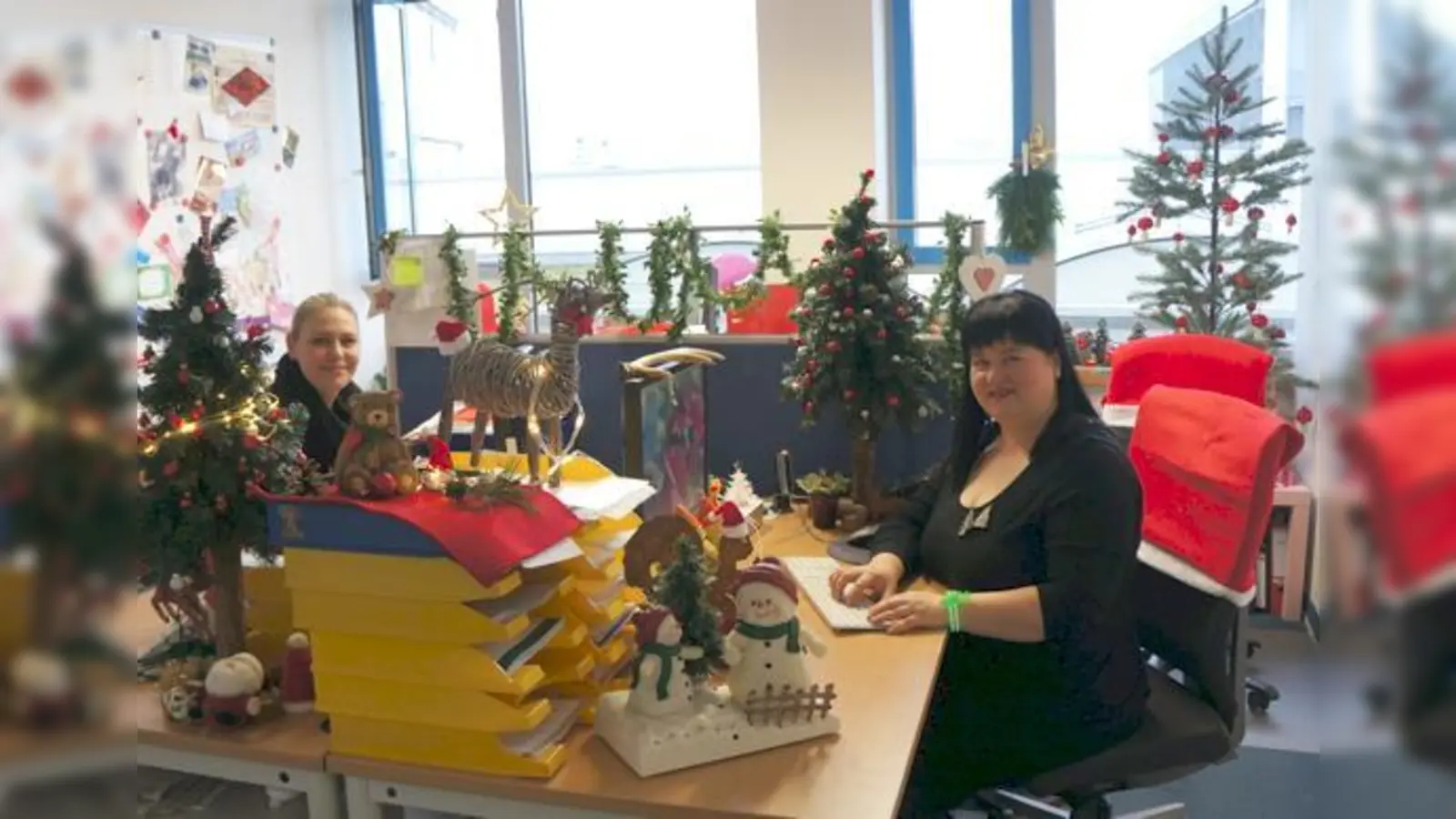 Die Redakteurinnen vom Südost-Kurier/Harlachinger Rundschau wünschen, im weihnachtlich dekorierten Büro, allen Lesern einen guten Start ins neue Jahr und freuen sich auf viele Einsendungen. 	 (Foto: VA)