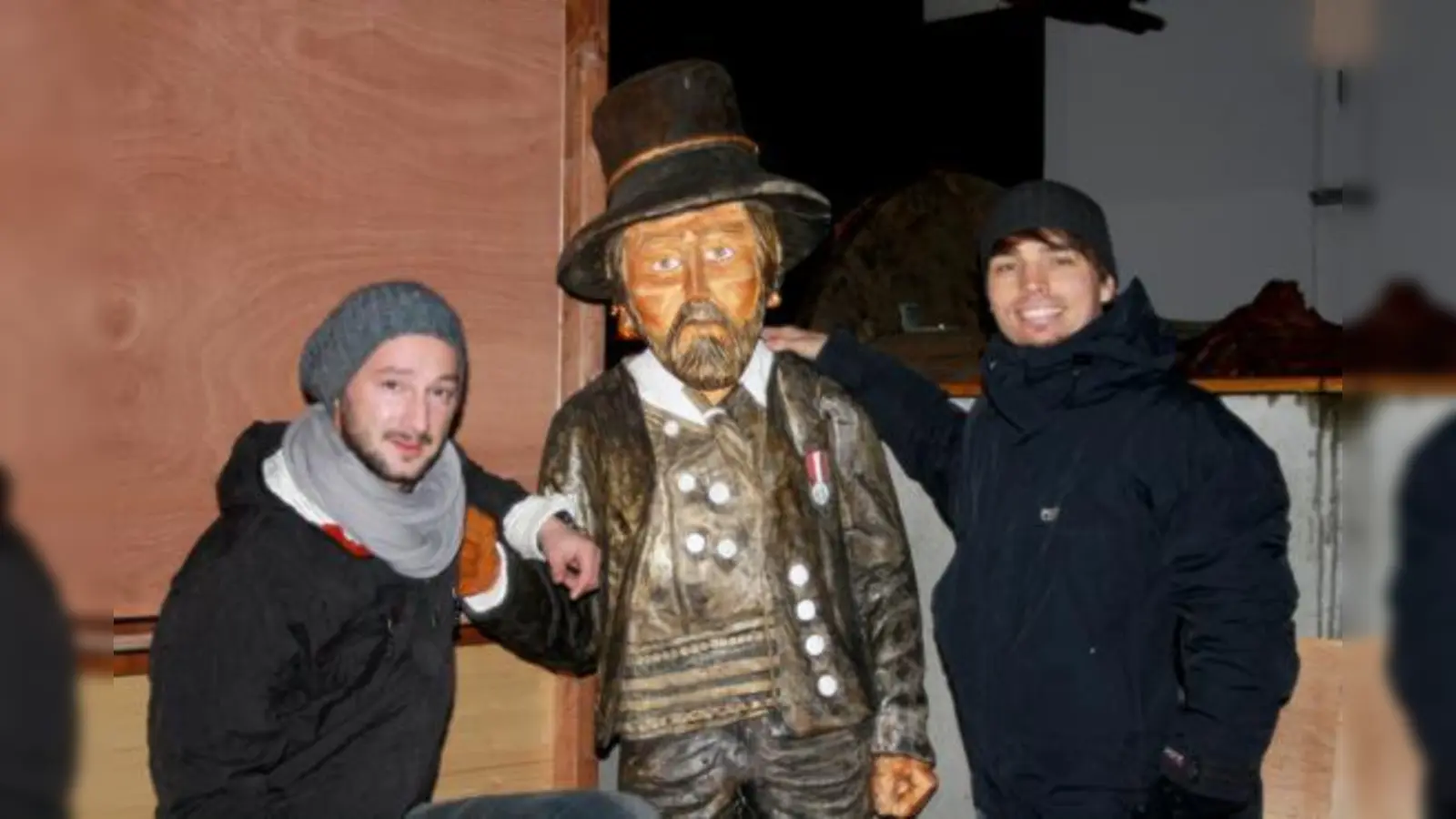 »Alpenwahn« zu Weihnachten: Michael Ludewig (r.) und Alen Rizvic eröffnen am Viktualienmarkt am Samstag einen neuen Weihnachtsmarkt.	 (Foto: js)