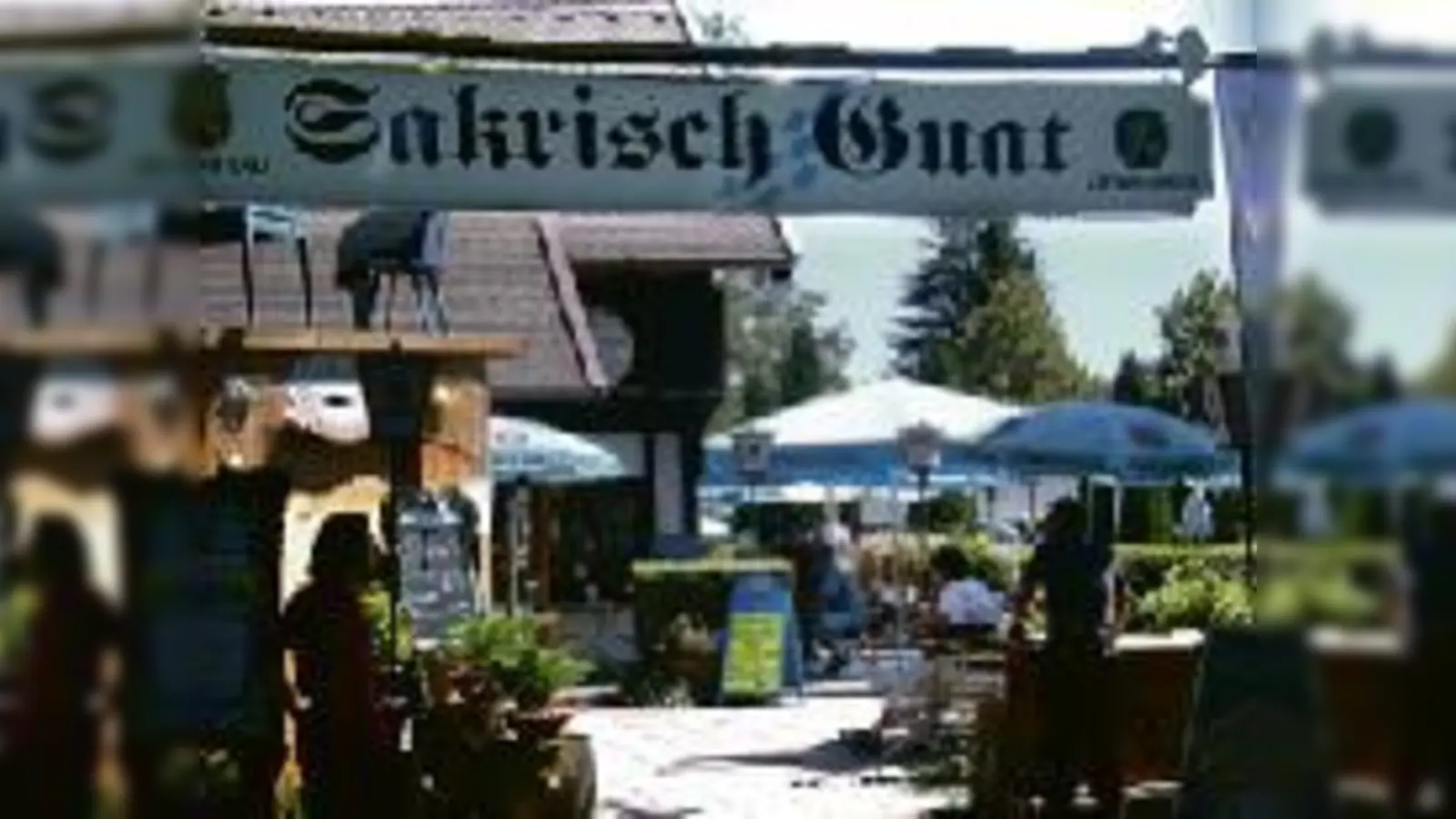 So schaut der Haupteingang von »Sakrisch Guat« mit Blick auf den großzügigen Biergarten mit ländlicher Idylle aus.	 (Foto: Privat)