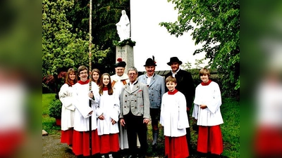 Freuen sich über die neue Mariensäule (v. l.) Monsignore Wolfgang Bouché und die Stifter Michael Kandler, Johann Kreitmaier und Simon. 	 (Foto: hol)