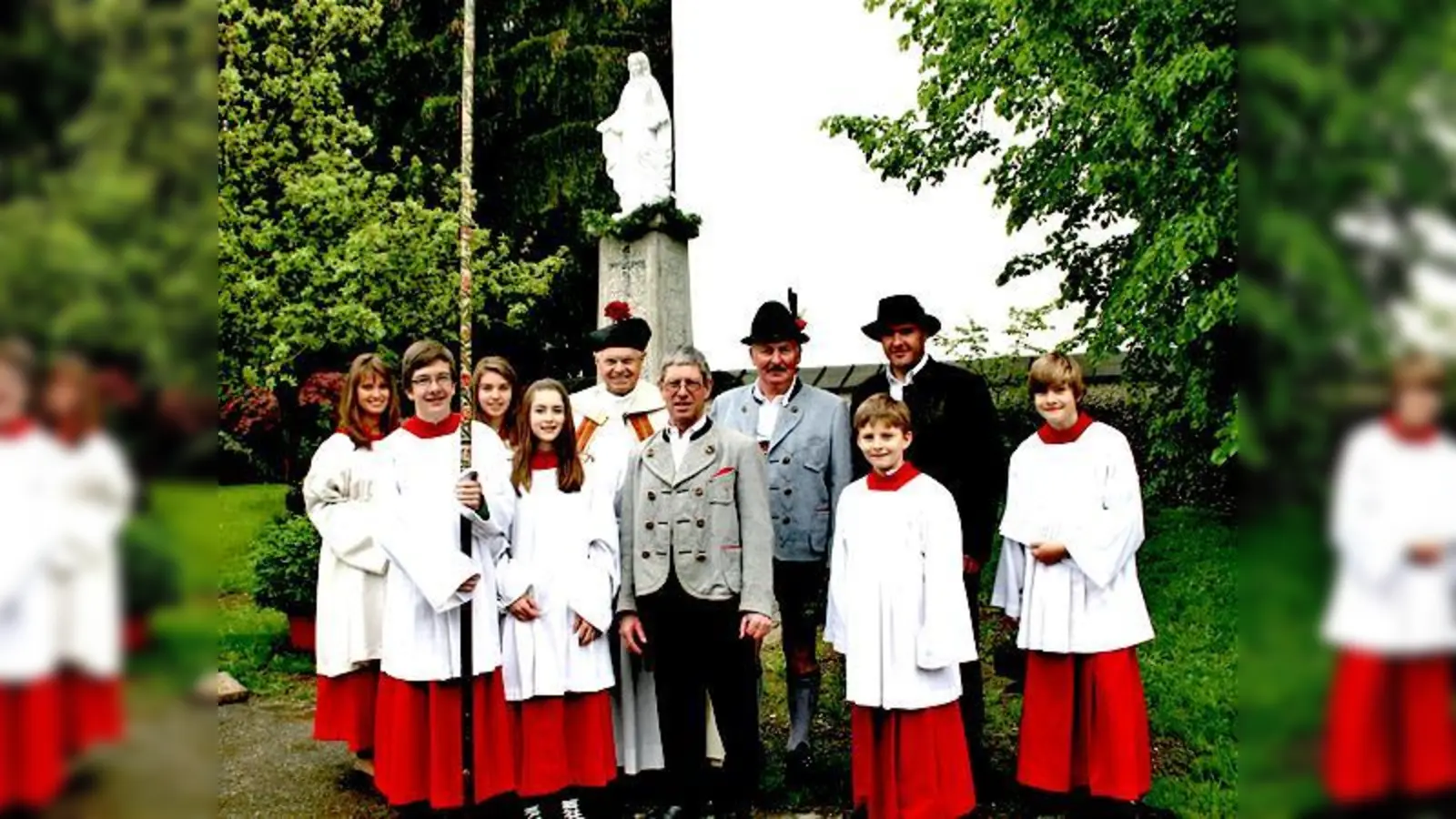 Freuen sich über die neue Mariensäule (v. l.) Monsignore Wolfgang Bouché und die Stifter Michael Kandler, Johann Kreitmaier und Simon. 	 (Foto: hol)