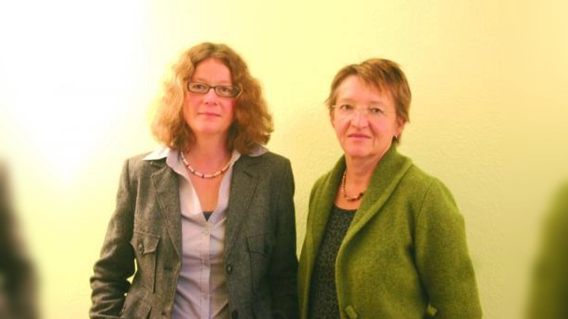 Geschäftsführerin Simone Ortner und Traumaberaterin Cordula Weidner vom Frauennotruf München wollen das Tabuthema „Häusliche Gewalt und sexueller Missbrauch” verstärkt in die Öffentlichkeit bringen. (Foto: SE)