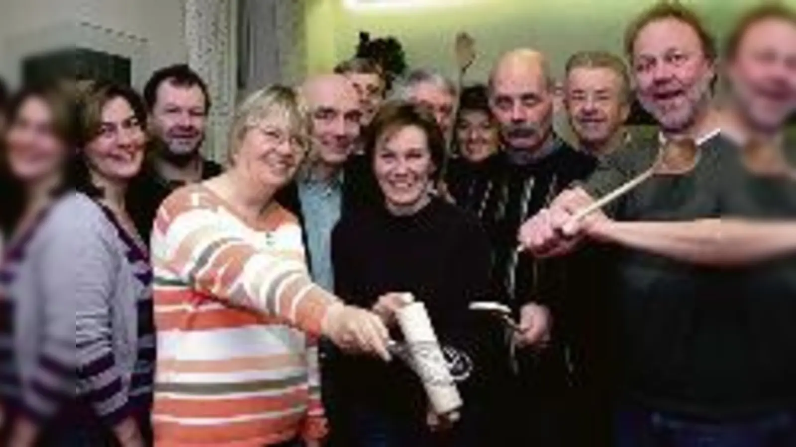 Hans-Peter Matkowitz (3.v.r.) bietet kulinarische Hilfestellung und Problemlösungen in der Küche an. Mit den Mitgliedern des Kochstammtischs diskutiert er schon mal stundenlang über die richtige Zubereitung der Weißwurst.  (Foto: ko)