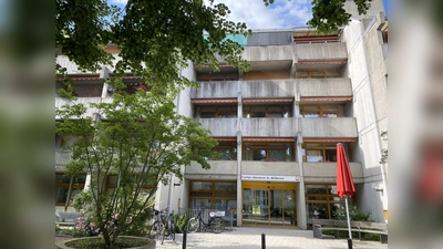 In die Jahre gekommen ist das Gebäude in der Hiltenspergerstraße, in dem sich das Altenheim St. Willibrord befindet. Bis zur Schließung im August 2026 ist genug Zeit, einen anderen Platz zu finden.  (F.: Carmen Krippl/ Caritas München-Freising)