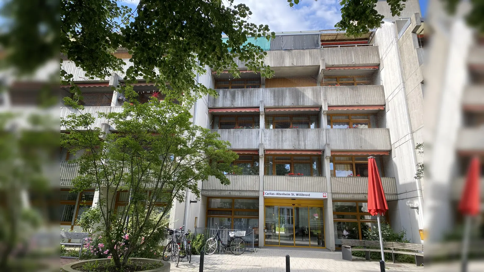 In die Jahre gekommen ist das Gebäude in der Hiltenspergerstraße, in dem sich das Altenheim St. Willibrord befindet. Bis zur Schließung im August 2026 ist genug Zeit, einen anderen Platz zu finden.  (F.: Carmen Krippl/ Caritas München-Freising)