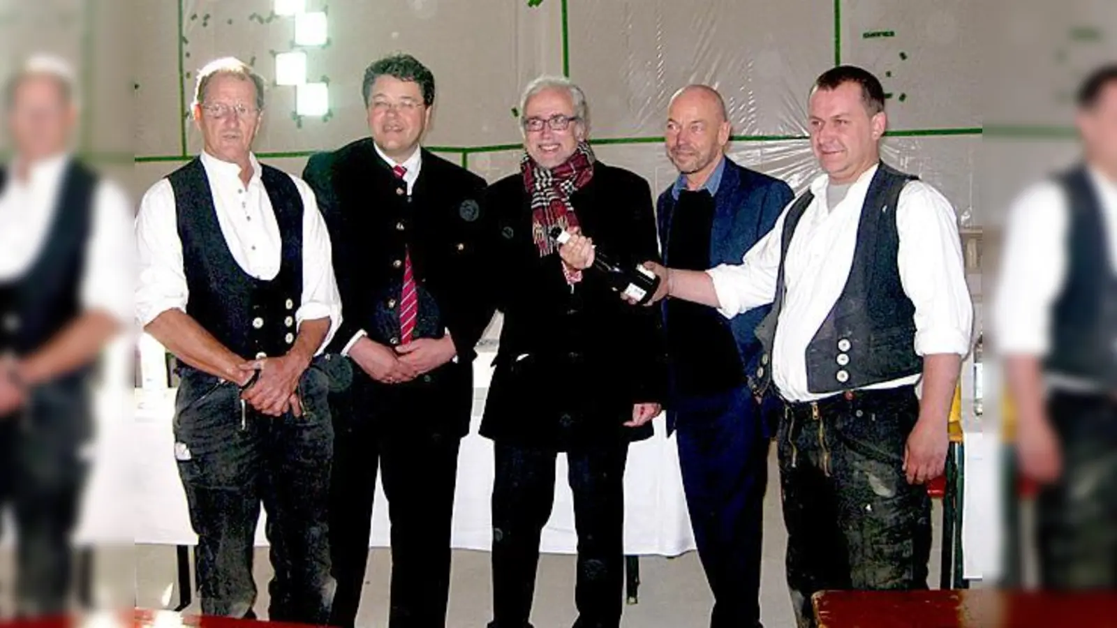 Beim Richtfest (v.l.): Zimmermann Christian Schneider, Bürgermeister Thomas Loderer, Pastor Andreas Müller, Architekt Prof. Amandus Sattler und Zimmermann Johann Hackl.	 (Foto: FeG)