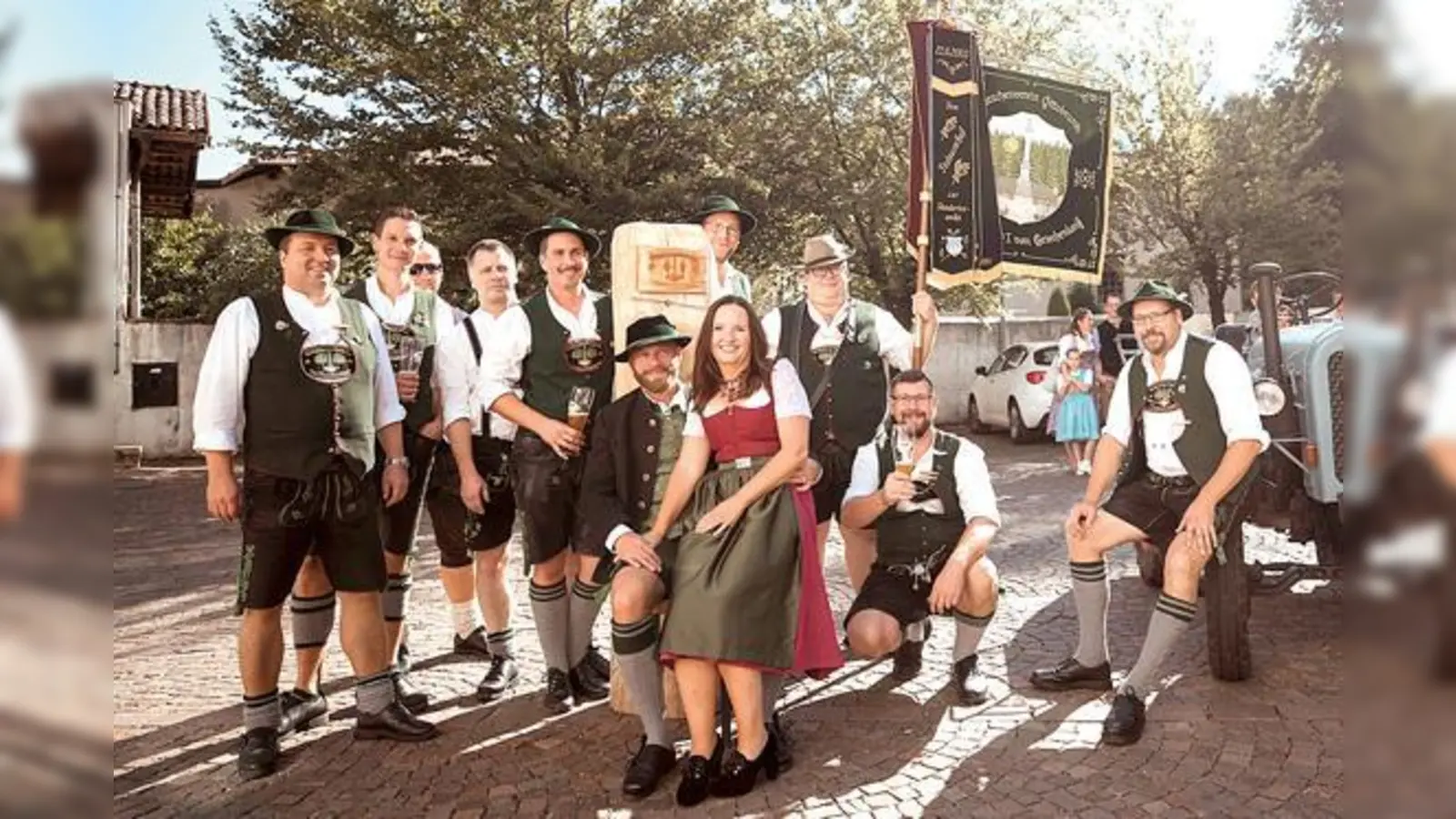 Die Burschen überreichten dem Brautpaar das Hochzeitsgeschenk  einen »Stammplatz«.	 (Foto: privat)