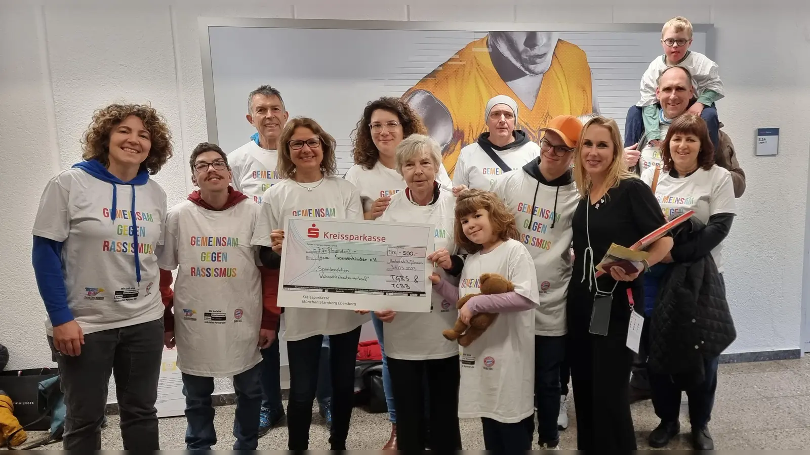 Große Freude bereitete die Spende von Realschule und FCBB beim Verein Luzia Sonnenkinder. (Foto: Claudia Gaßner)