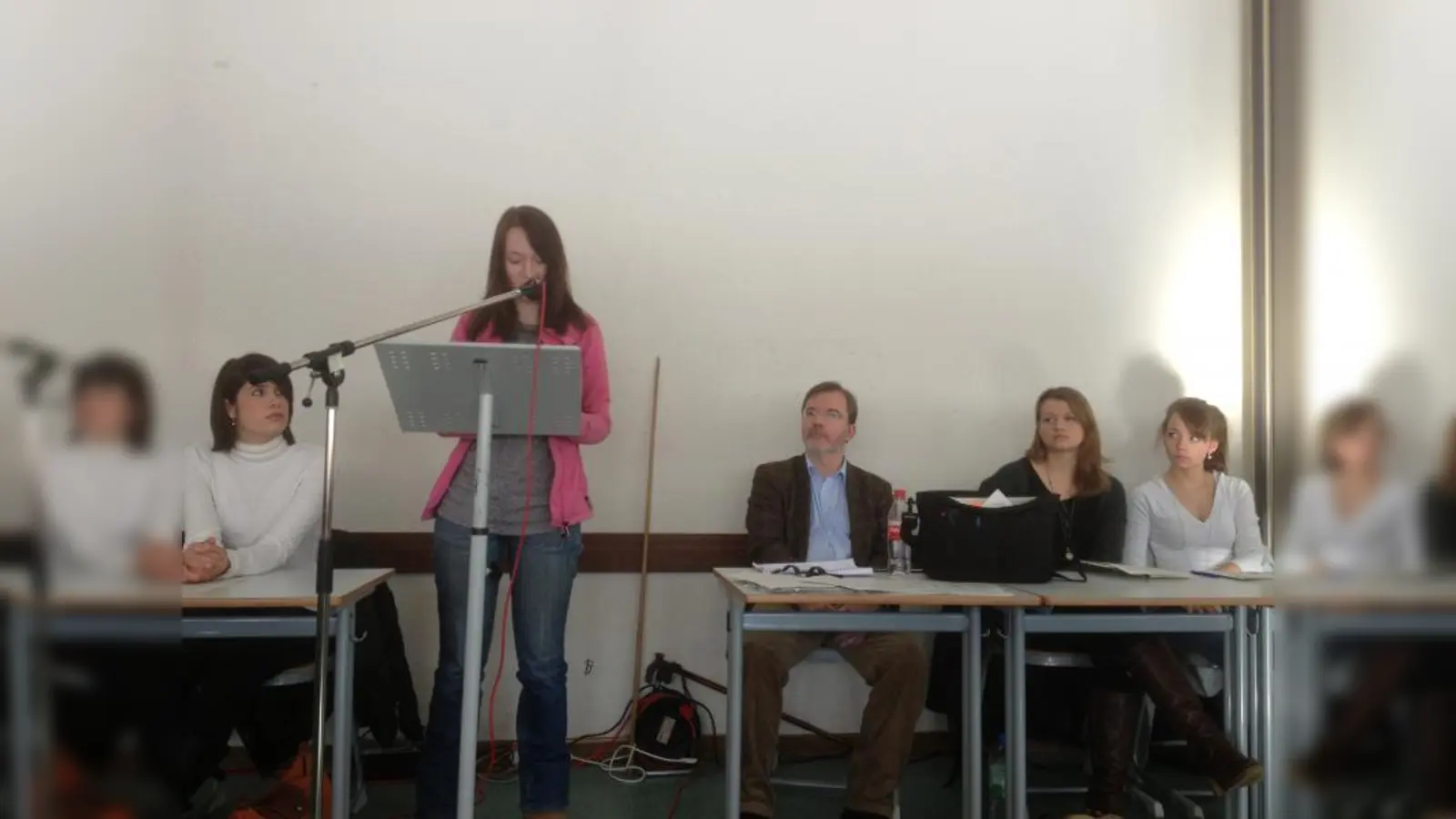 Beim Literaturtag über Herrmann Lenz (v.l.): die Schülerinnen Sandra Kammerloher, Jessica McCracken, Lehrer Wolfgang Everling, die Schülerinnen Janina Leitner und Simone Kainz. (Foto: pi)